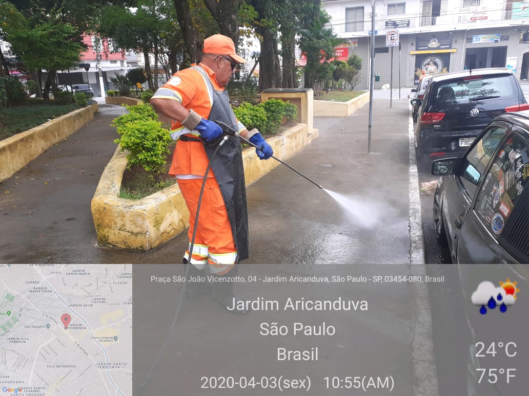 #PraCegoVer visualiza-se a imagem de um agente de limpeza realizando a lavagem de uma praça.